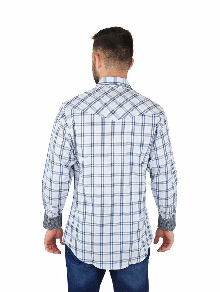 Hombre vistiendo camisa Wrangler de manga larga con estampado de cuadros en color gris y blanco.