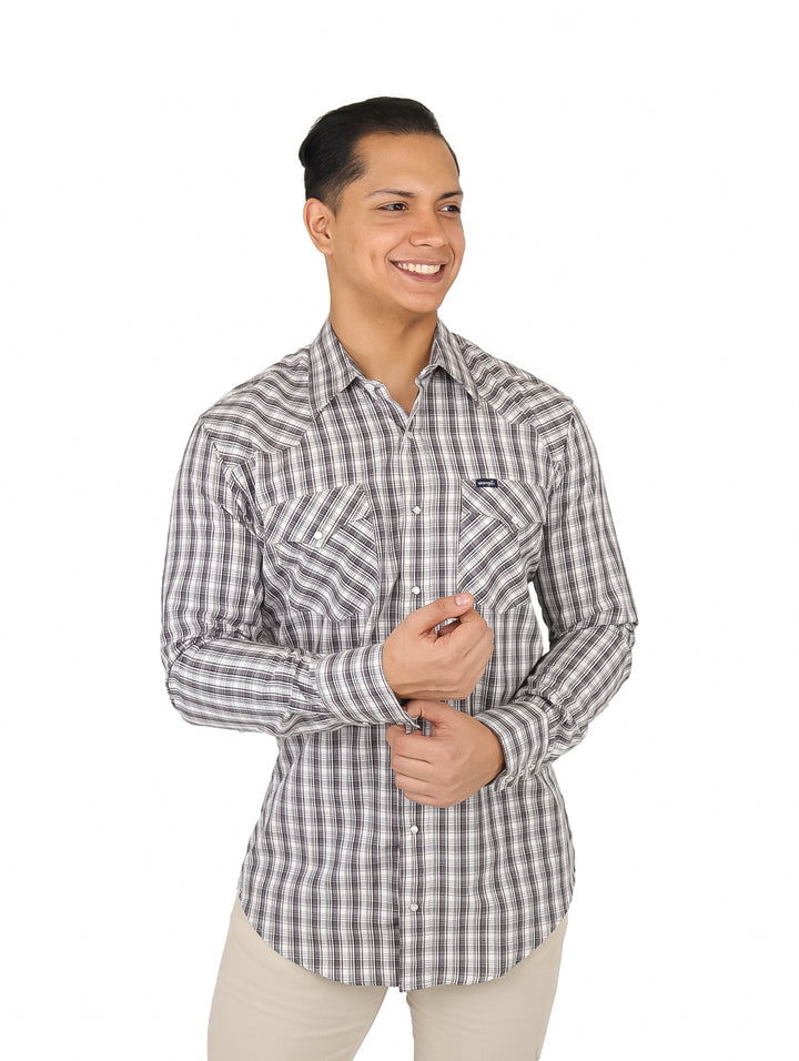 Hombre usando camisa de cuadros negro y blanco de manga larga marca Wrangler.