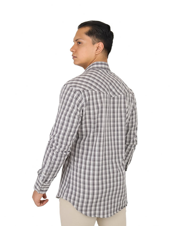 Hombre usando camisa de cuadros negro y blanco de manga larga marca Wrangler.