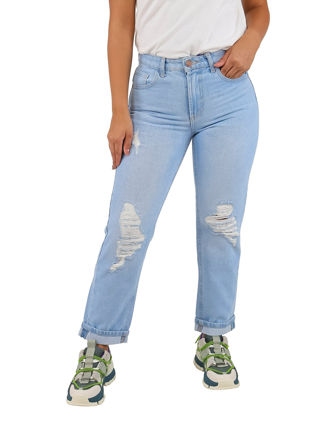 Jeans de mezclilla azul claro con roturas en las rodillas y bajos doblados.