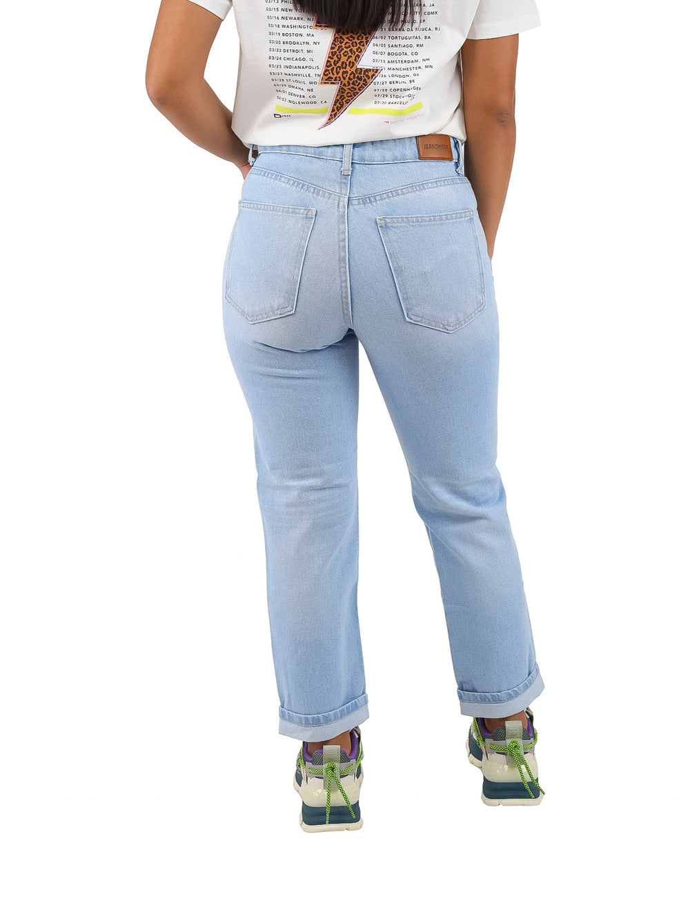 Jeans de mezclilla azul claro con roturas en las rodillas y bajos doblados.