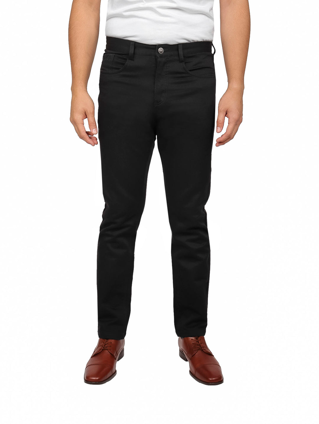 Hombre vistiendo un pantalón negro de corte ajustado con zapatos cafés y camiseta blanca.