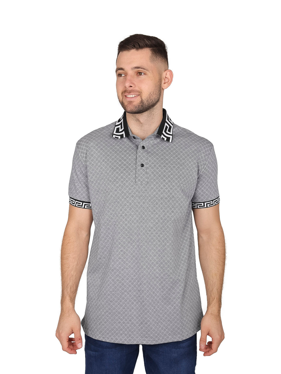 Hombre usando playera polo negra con estampado y bordes decorativos en el cuello y mangas.