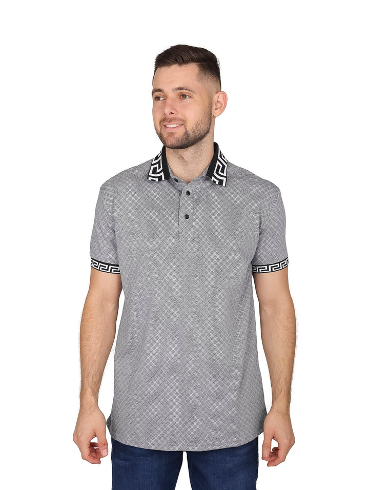 Hombre usando playera polo negra con estampado y bordes decorativos en el cuello y mangas.