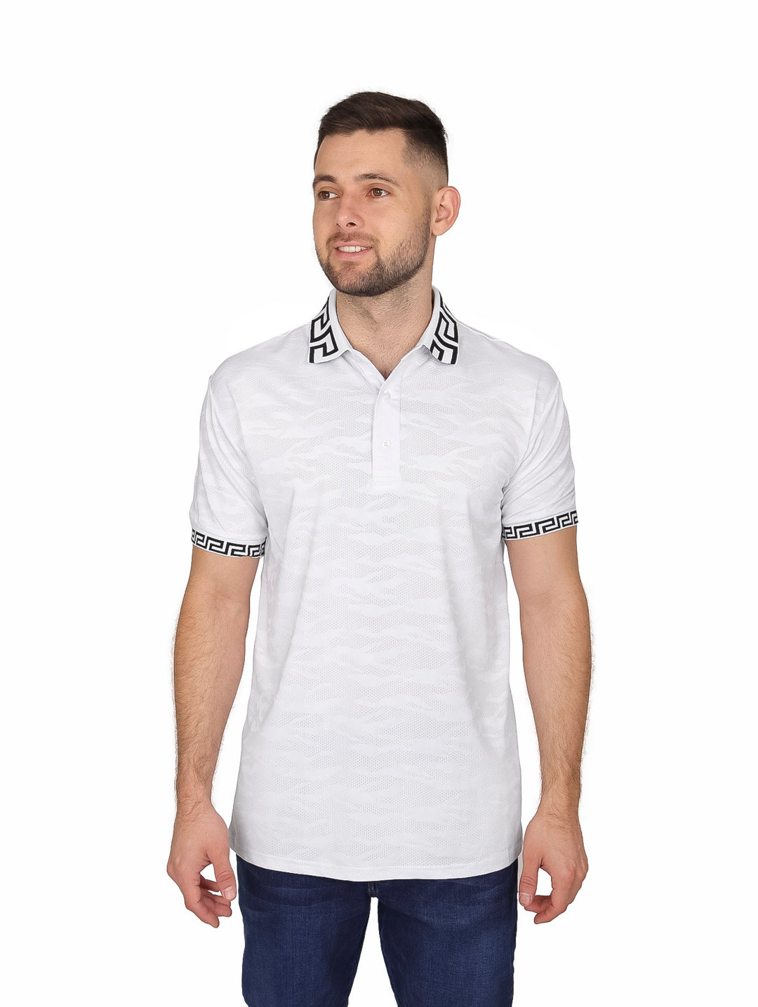 Hombre vistiendo playera polo blanca con detalles decorativos negros en cuello y mangas.