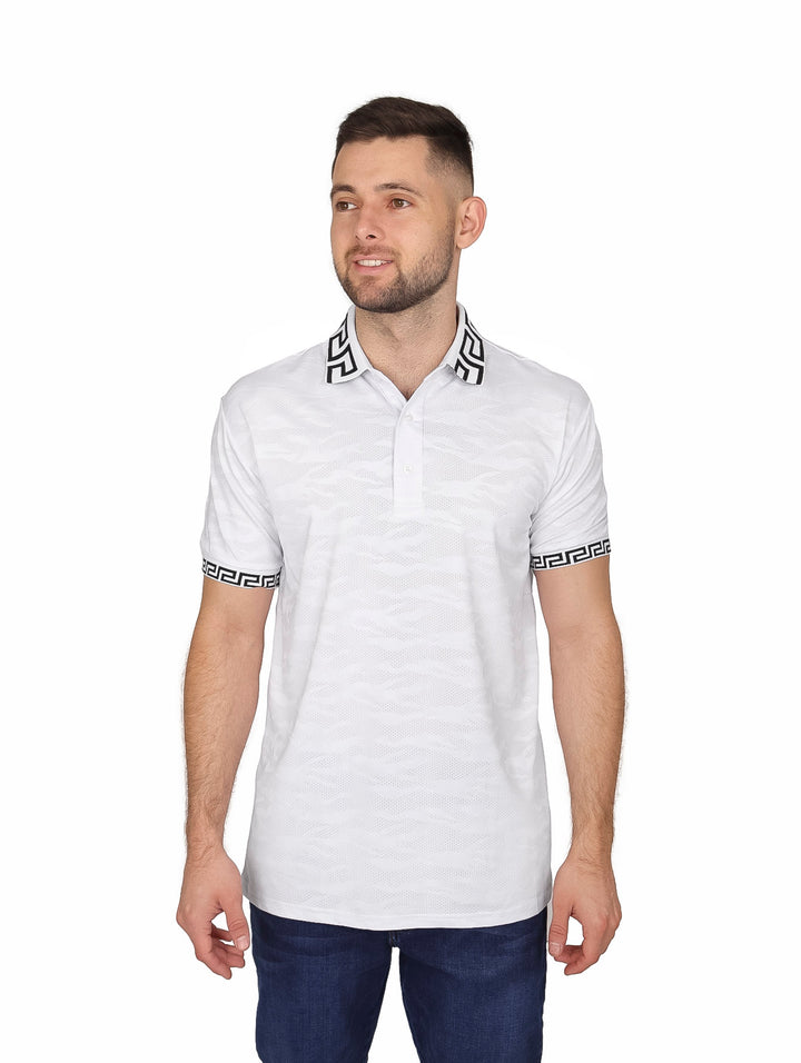 Hombre vistiendo playera polo blanca con detalles decorativos negros en cuello y mangas.