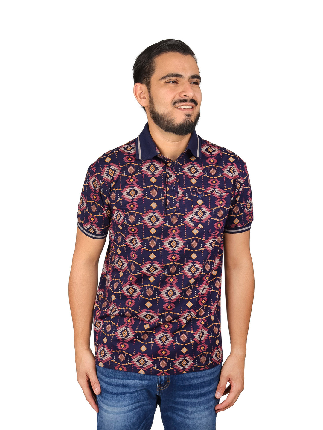 Hombre vistiendo playera polo azul marino con estampado geométrico multicolor y jeans azules.
