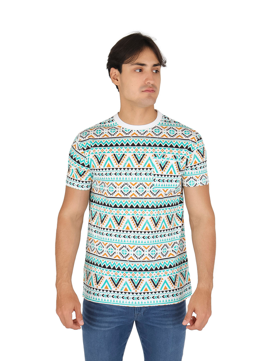 Hombre vistiendo playera de manga corta con estampado geométrico multicolor y cuello blanco.
