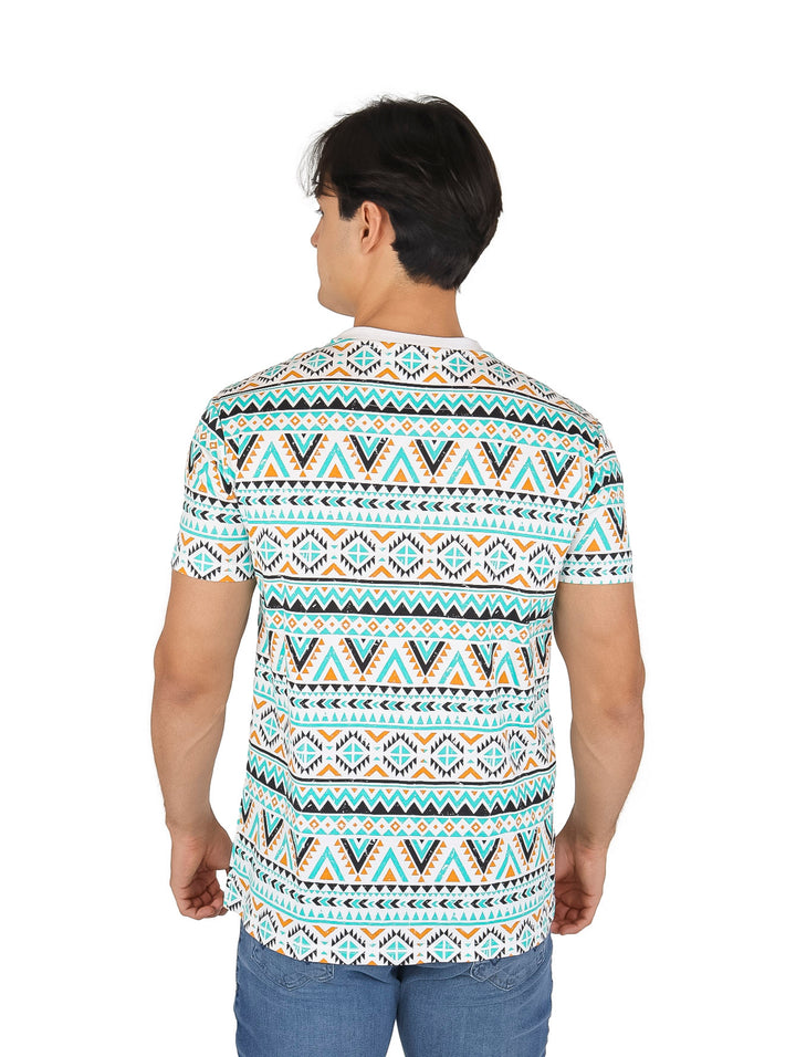 Hombre vistiendo playera de manga corta con estampado geométrico multicolor y cuello blanco.