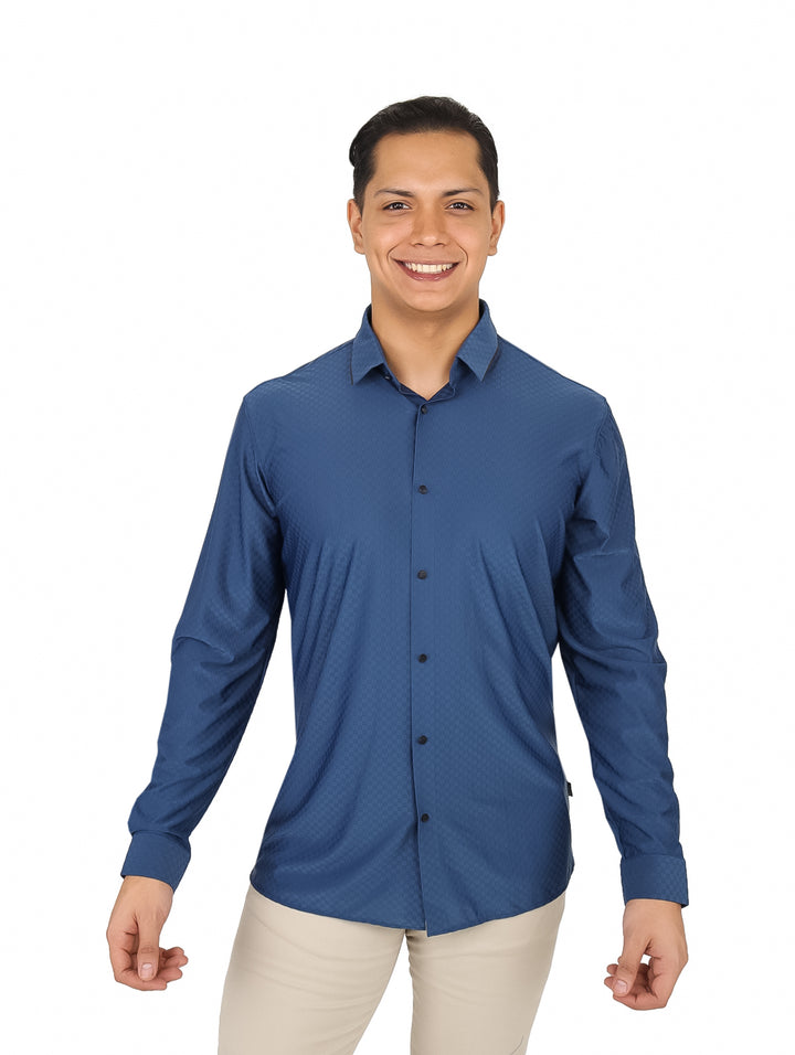 Hombre usando una camisa de manga larga color azul marino con botones.