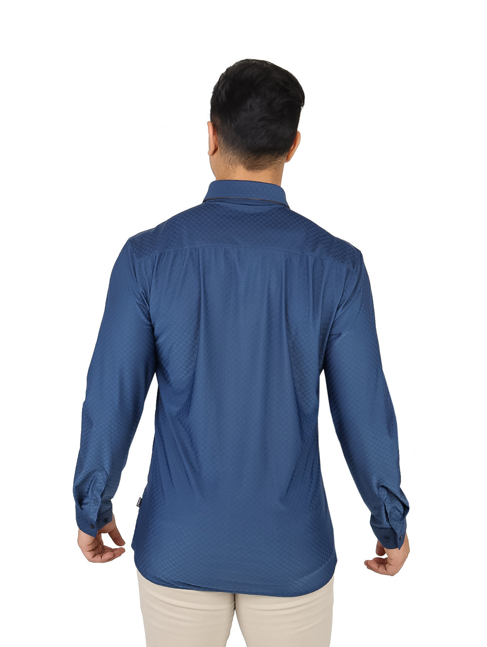 Hombre usando una camisa de manga larga color azul marino con botones.