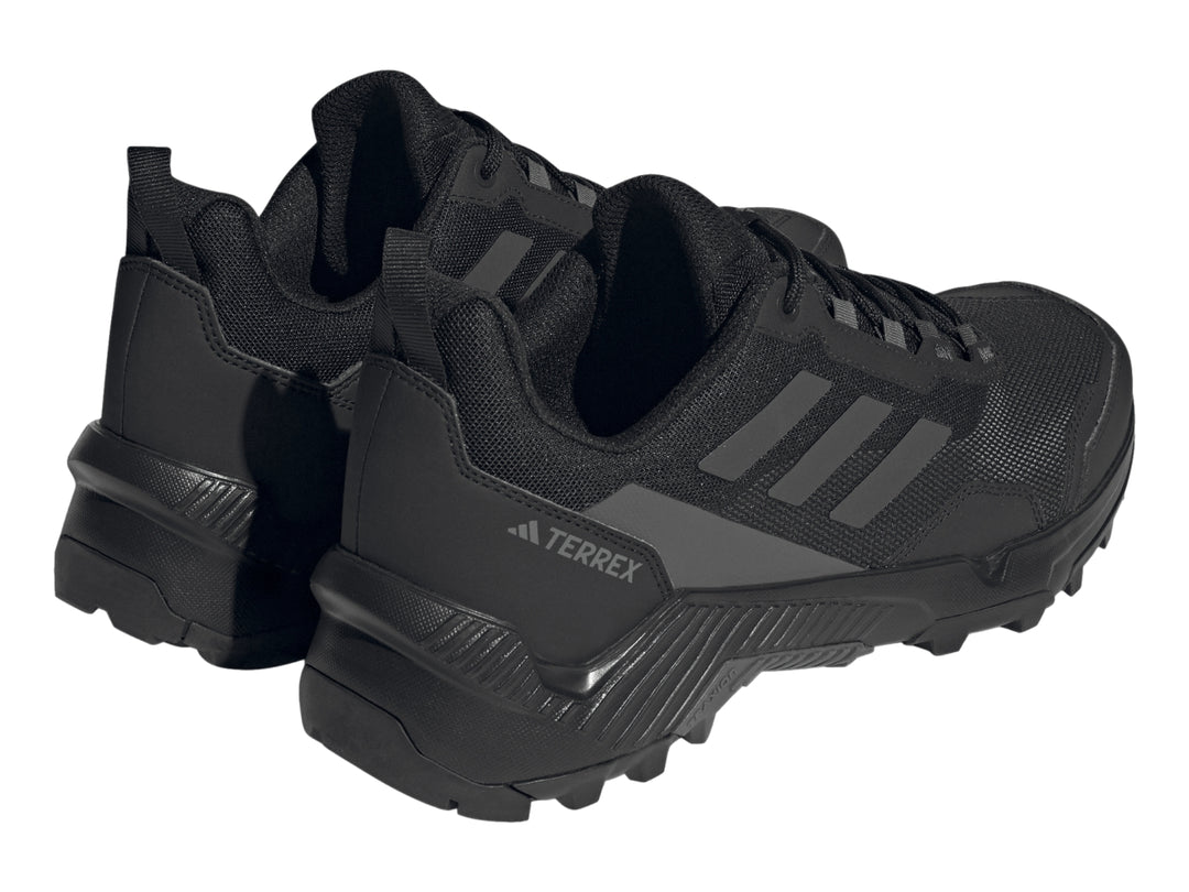 Tenis deportivos Adidas Terrex Eastrail 2 en color negro con suela rugosa.