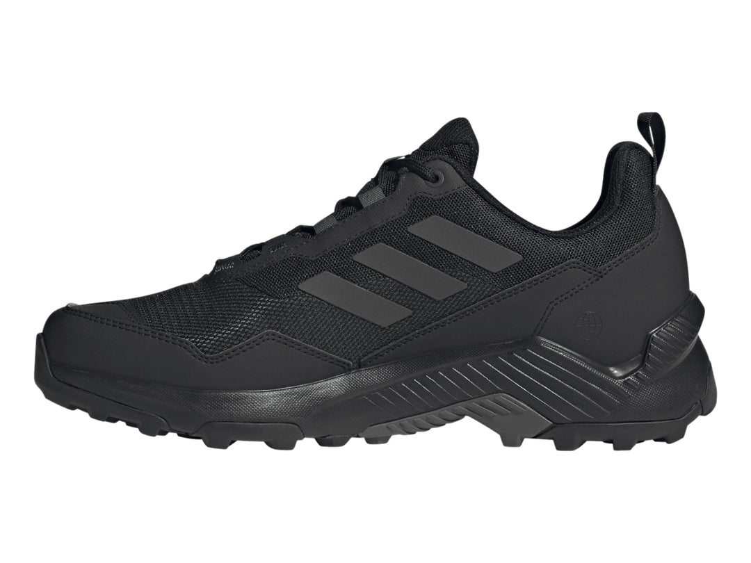 Tenis deportivos Adidas Terrex Eastrail 2 en color negro con suela rugosa.
