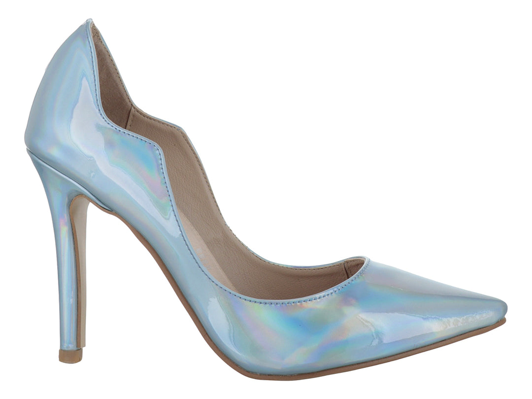 Zapato de tacón alto color topacio con acabado brillante iridiscente y punta redondeada.