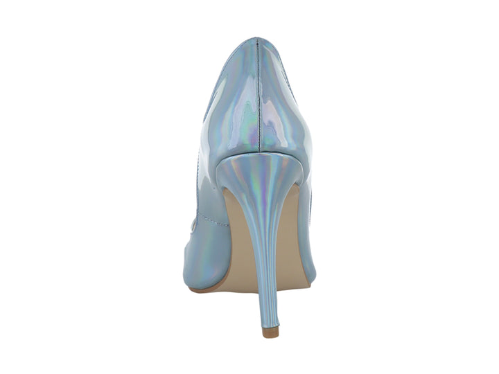 Zapato de tacón alto color topacio con acabado brillante iridiscente y punta redondeada.