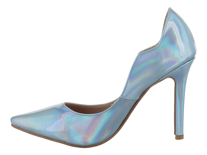 Zapato de tacón alto color topacio con acabado brillante iridiscente y punta redondeada.
