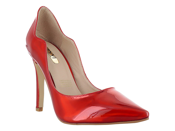 Zapato de tacón alto color rojo escarlata con acabado brillante y punta fina para mujer.