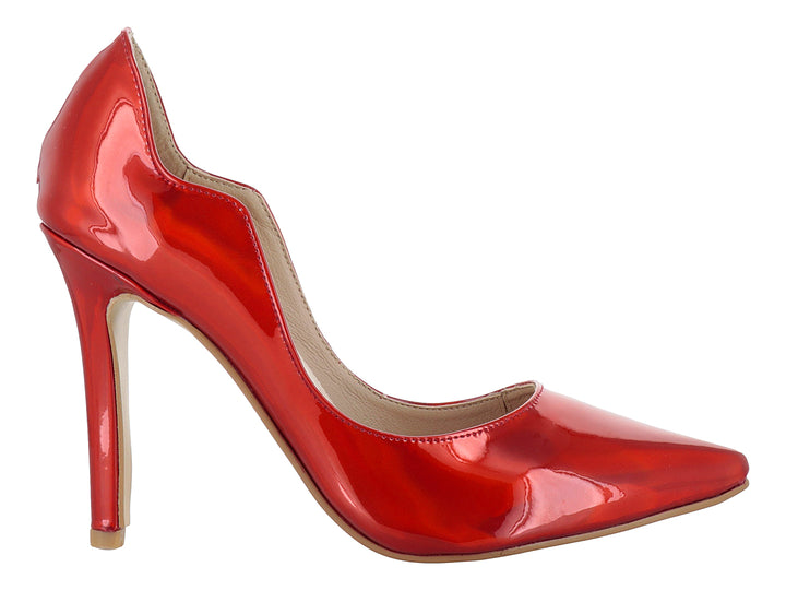 Zapato de tacón alto color rojo escarlata con acabado brillante y punta fina para mujer.