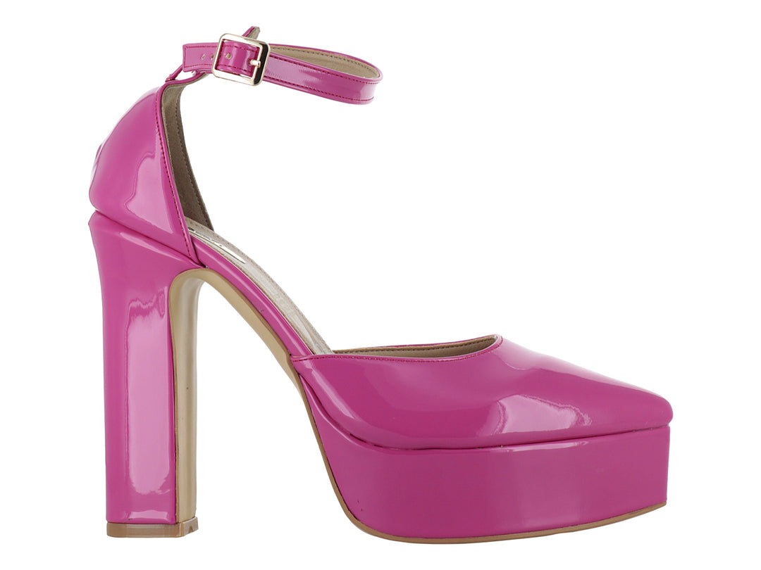 Zapato de tacón alto y plataforma en color rosa Valentino con acabado brillante de charol y correa al tobillo.