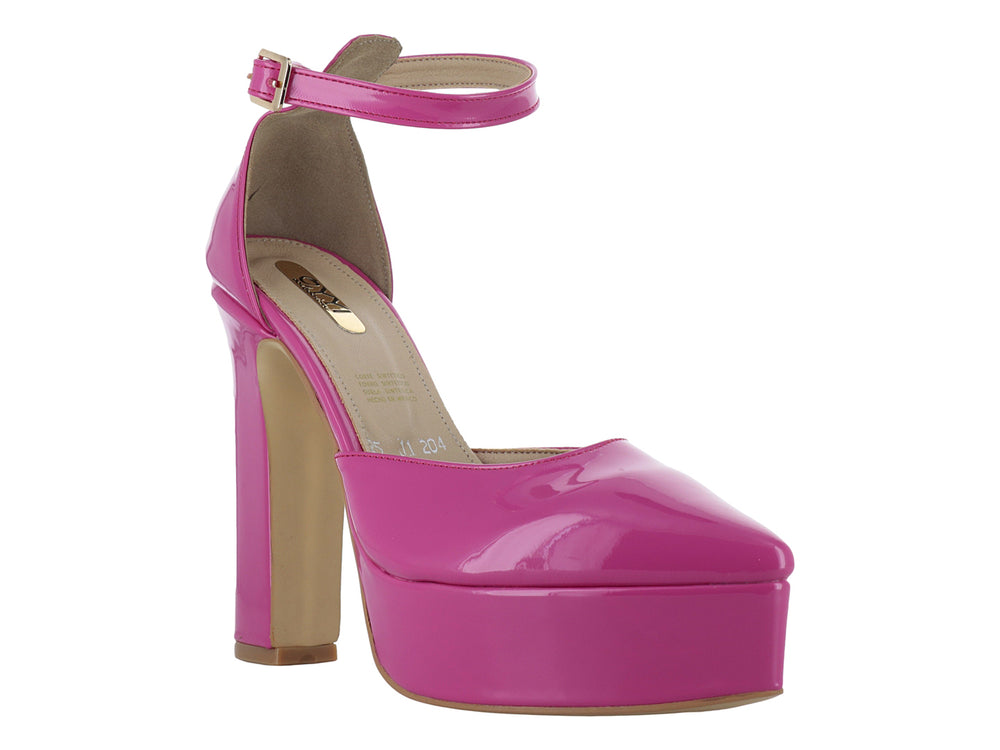 Zapato de tacón alto y plataforma en color rosa Valentino con acabado brillante de charol y correa al tobillo.