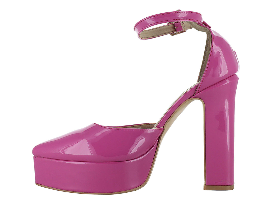 Zapato de tacón alto y plataforma en color rosa Valentino con acabado brillante de charol y correa al tobillo.