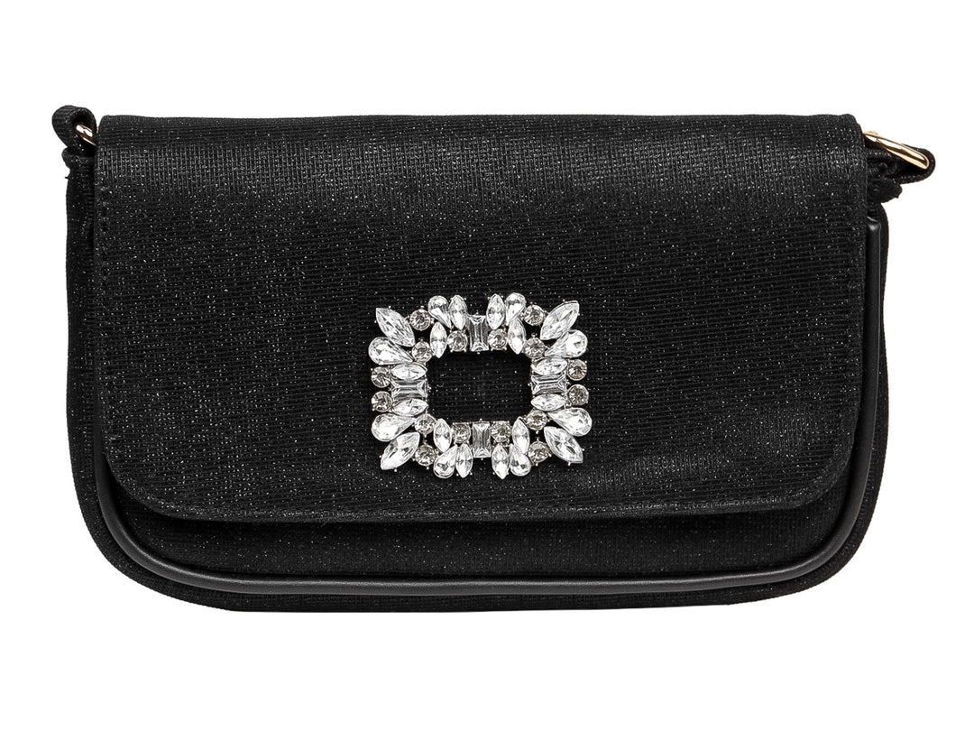 Bolso de hombro negro con acabado brillante y un broche central rectangular decorado con cristales plateados.
