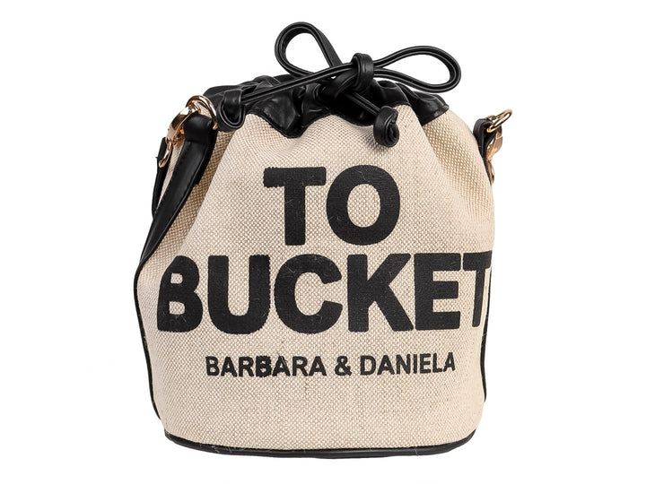 Bolso estilo bucket de color beige con detalles en negro y texto impreso &