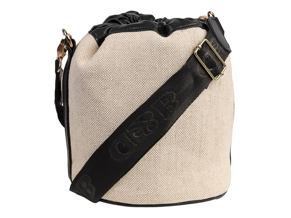 Bolso estilo bucket de color beige con detalles en negro y texto impreso 'TO BUCKET' en el centro.