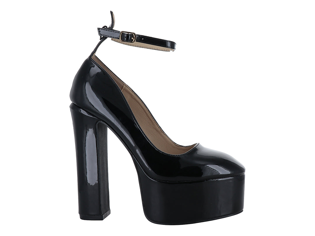 Zapato de tacón alto y plataforma en color negro brillante con correa ajustable al tobillo para mujer.