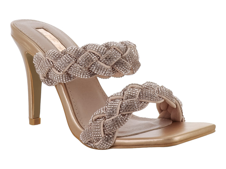 Sandalia de tacón alto color oro rosado con tiras trenzadas y detalles brillantes.