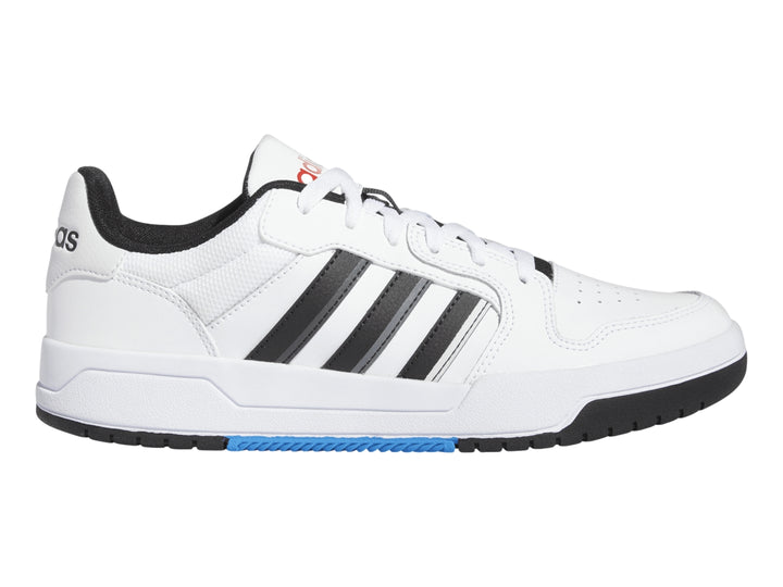 Tenis Adidas Entrap blancos con franjas negras y grises, suela negra y detalle azul en la base.