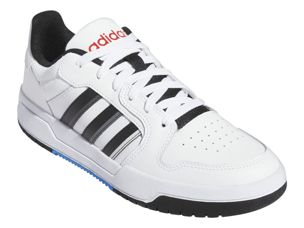 Tenis Adidas Entrap blancos con franjas negras y grises, suela negra y detalle azul en la base.