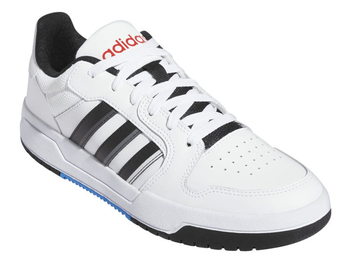 Tenis Adidas Entrap blancos con franjas negras y grises, suela negra y detalle azul en la base.