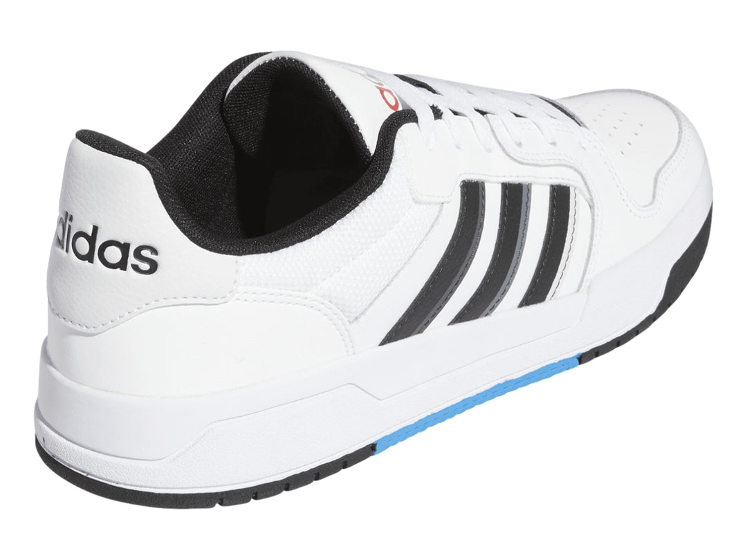 Tenis Adidas Entrap blancos con franjas negras y grises, suela negra y detalle azul en la base.