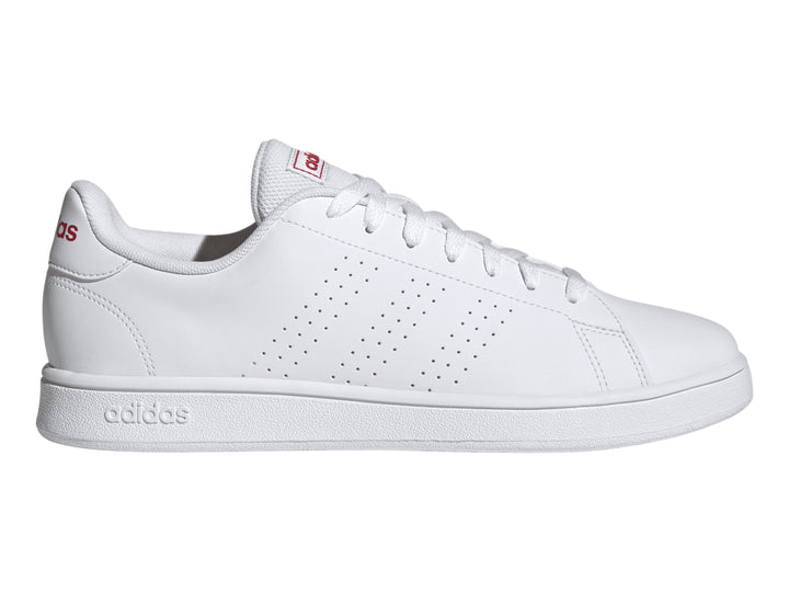 Tenis Adidas Advantage Base en color blanco con detalles rojos mínimos y suela blanca.