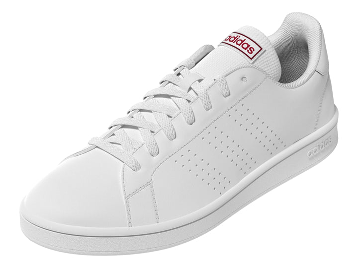 Tenis Adidas Advantage Base en color blanco con detalles rojos mínimos y suela blanca.