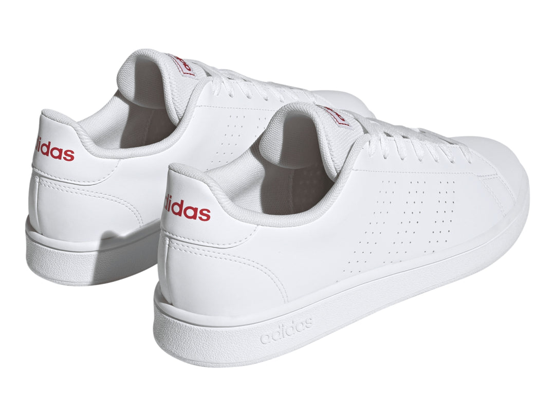 Tenis Adidas Advantage Base en color blanco con detalles rojos mínimos y suela blanca.