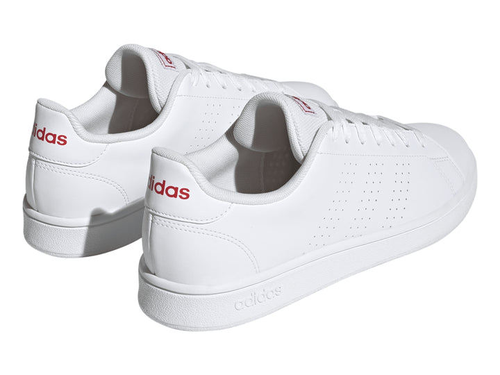 Tenis Adidas Advantage Base en color blanco con detalles rojos mínimos y suela blanca.