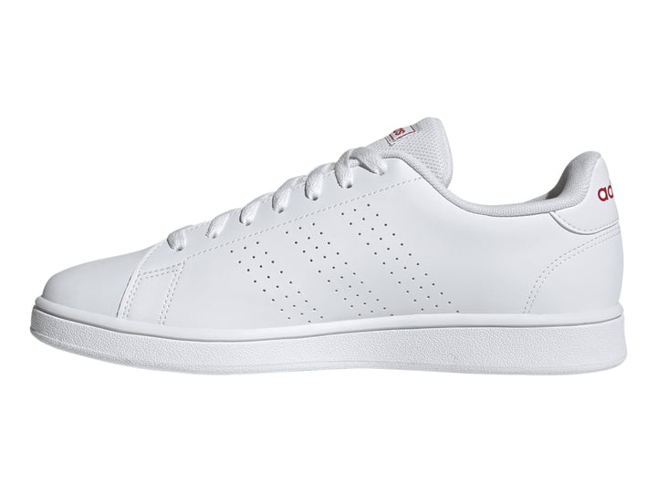 Tenis Adidas Advantage Base en color blanco con detalles rojos mínimos y suela blanca.