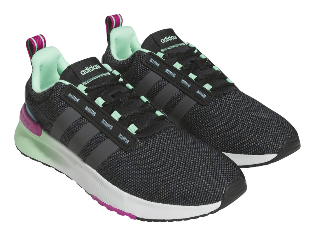 Tenis deportivos Adidas negros con franjas grises, suela blanca y acentos en rosa y verde menta.