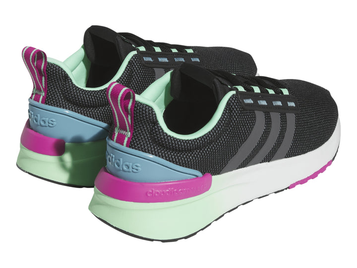 Tenis deportivos Adidas negros con franjas grises, suela blanca y acentos en rosa y verde menta.