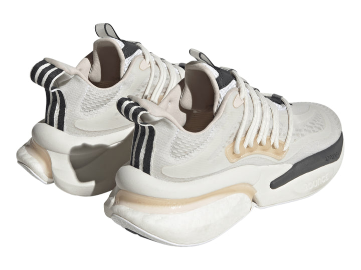 Tenis Adidas Alphaboost V1 en color blanco con detalles en beige y gris, diseño deportivo moderno.