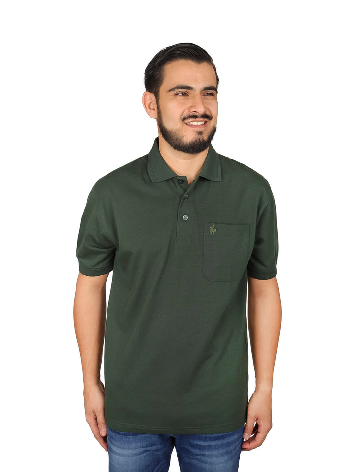 Hombre vistiendo una playera polo de color verde oliva oscuro con un bolsillo en el pecho.