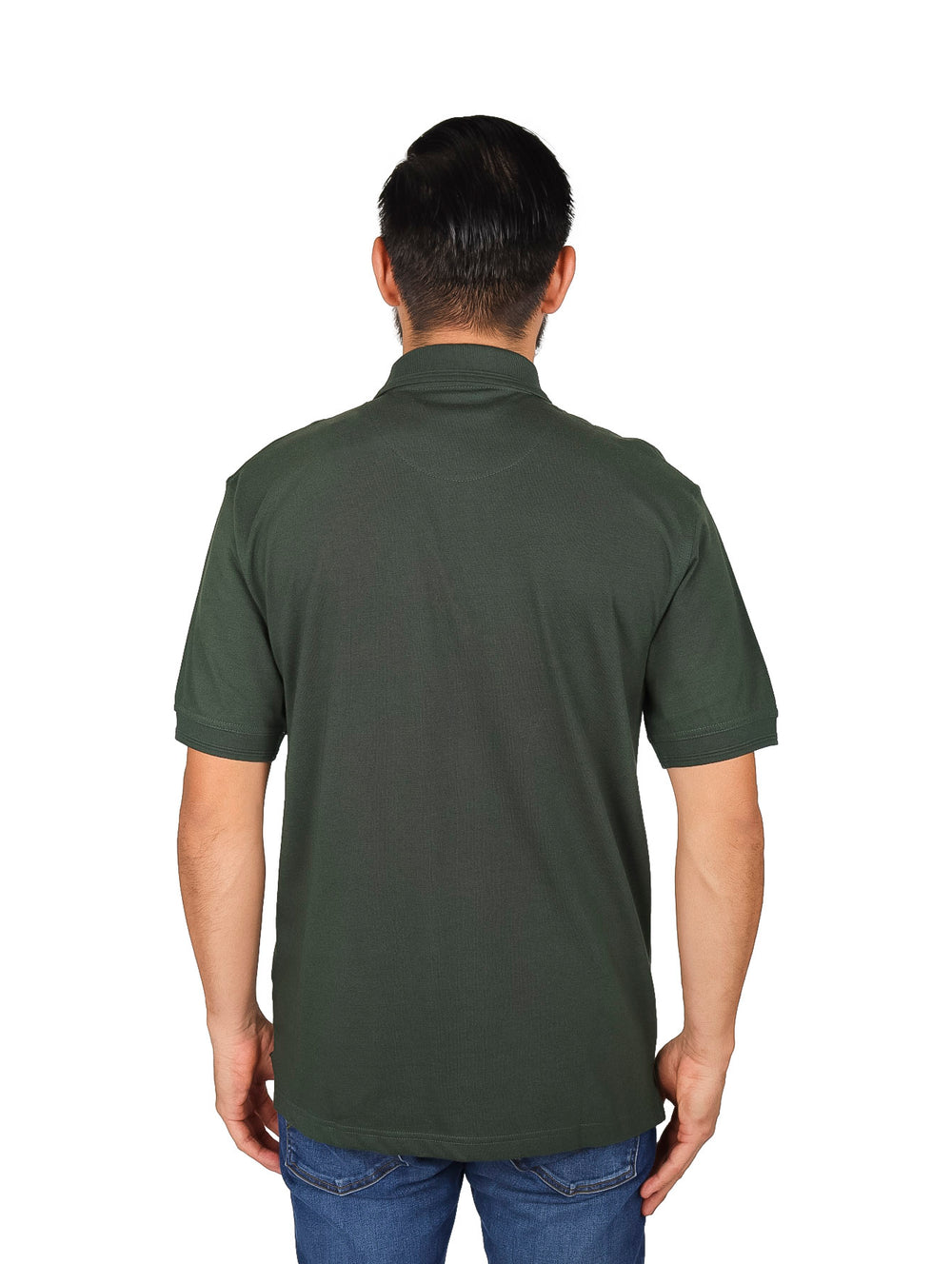 Hombre vistiendo una playera polo de color verde oliva oscuro con un bolsillo en el pecho.