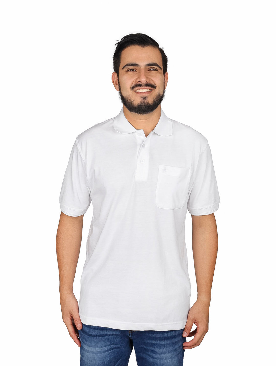 Hombre vistiendo una playera polo blanca de manga corta con un bolsillo en el pecho.