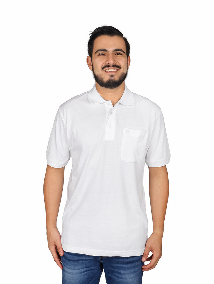 Hombre vistiendo una playera polo blanca de manga corta con un bolsillo en el pecho.