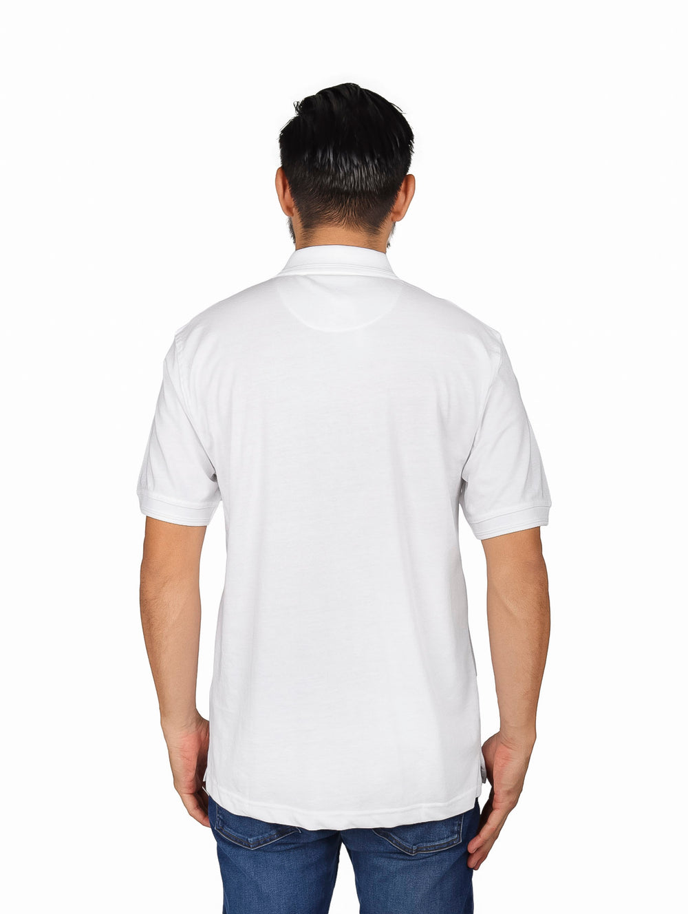 Hombre vistiendo una playera polo blanca de manga corta con un bolsillo en el pecho.