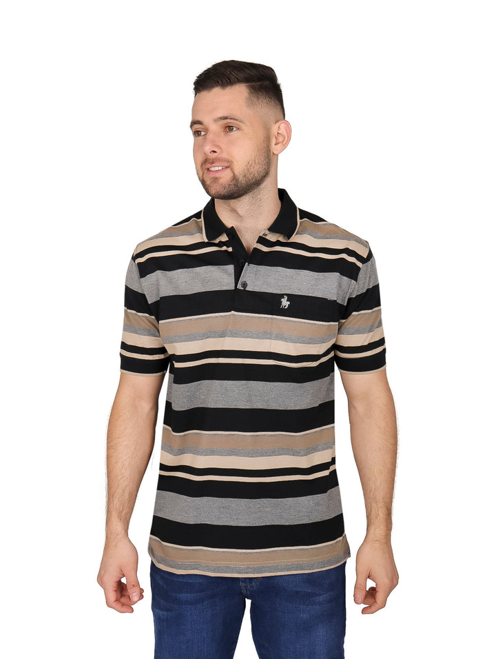 Hombre vistiendo playera polo de rayas horizontales en colores negro, gris y beige.