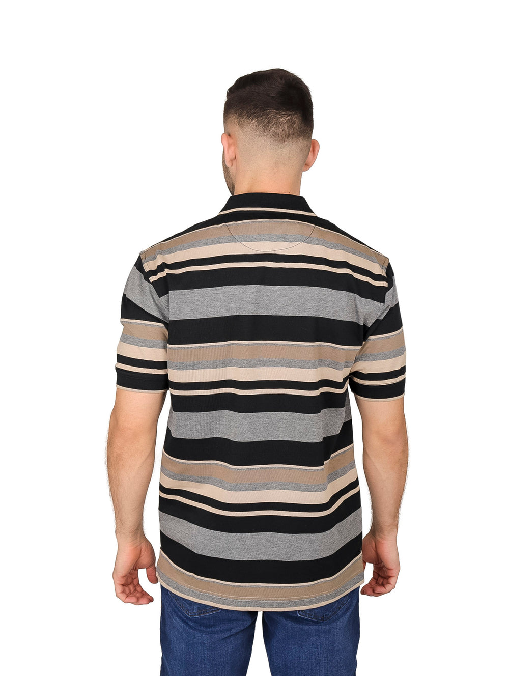 Hombre vistiendo playera polo de rayas horizontales en colores negro, gris y beige.