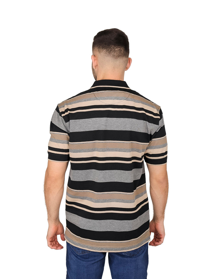 Hombre vistiendo playera polo de rayas horizontales en colores negro, gris y beige.